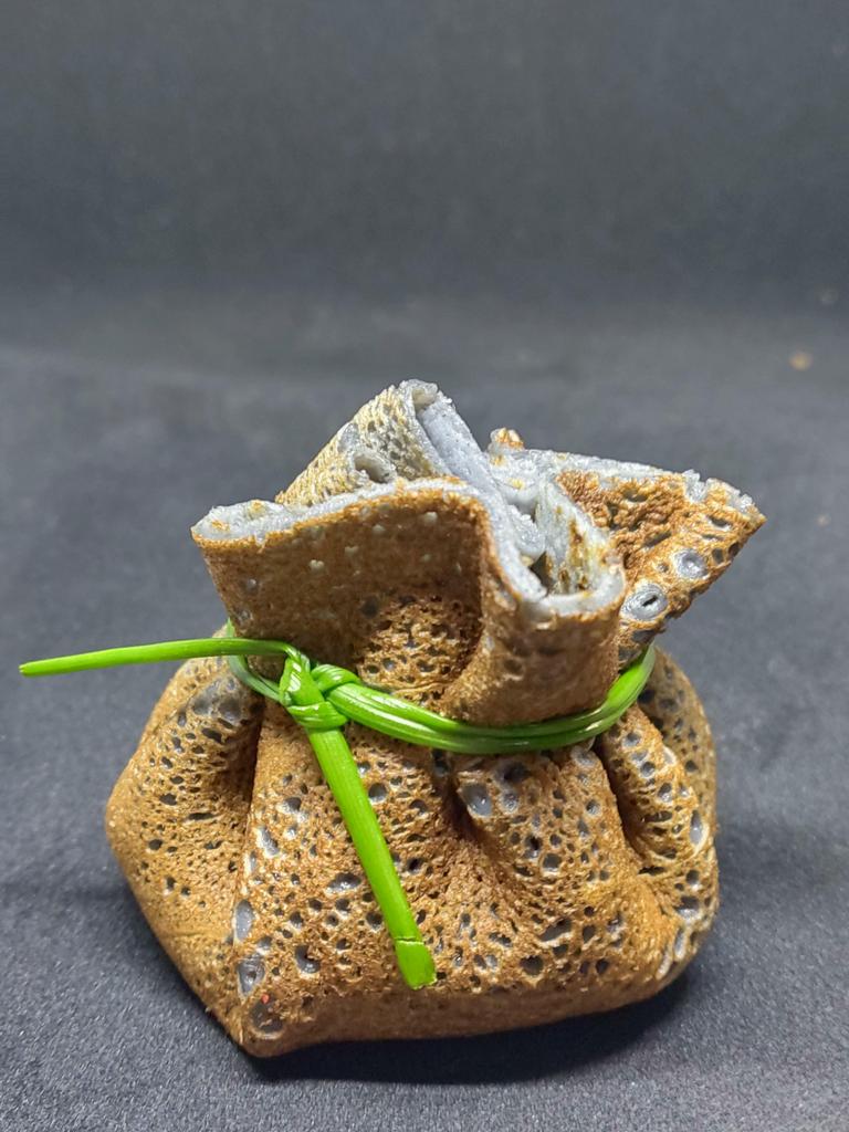 Черный блинчик с пармской ветчиной