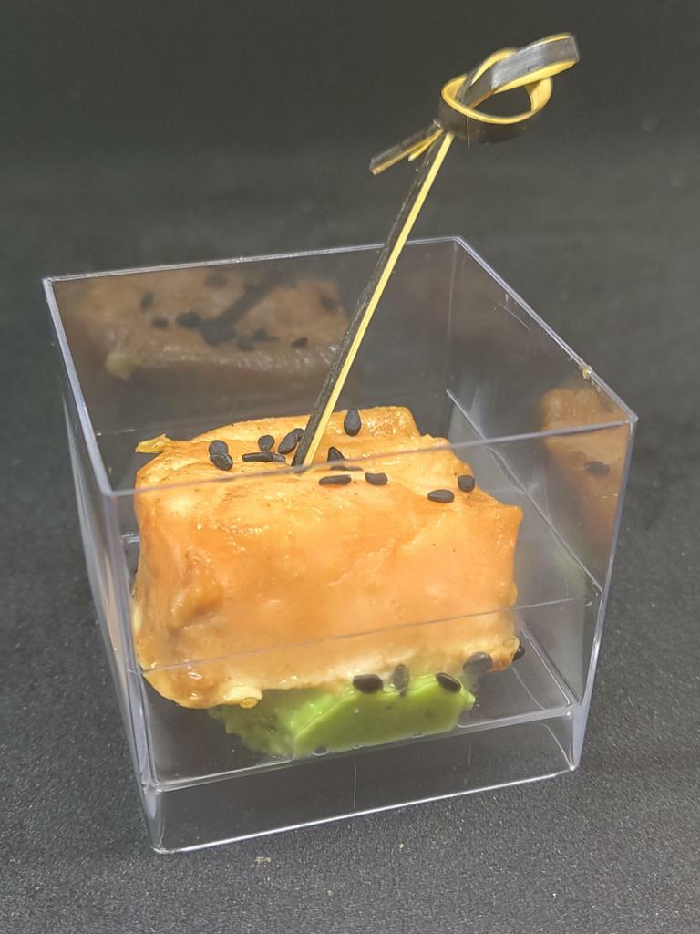 Запеченный лосось с кунжутом и кремом из авокадо в шоте