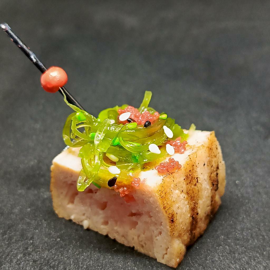 Канапе с обжаренным тунцом и чукой