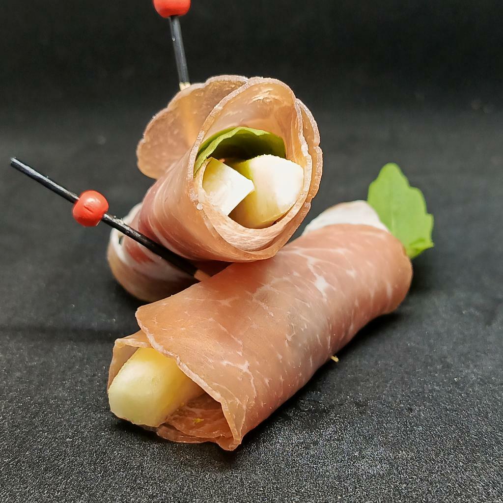 Рулет из пармы с грушей, голубым сыром, рукколой и медом