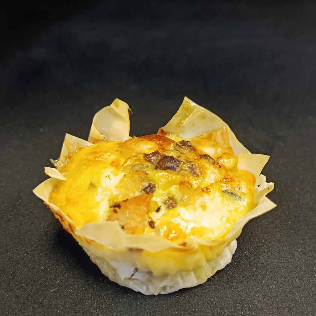 Мини-киш с салями, беконом и зеленым горошком