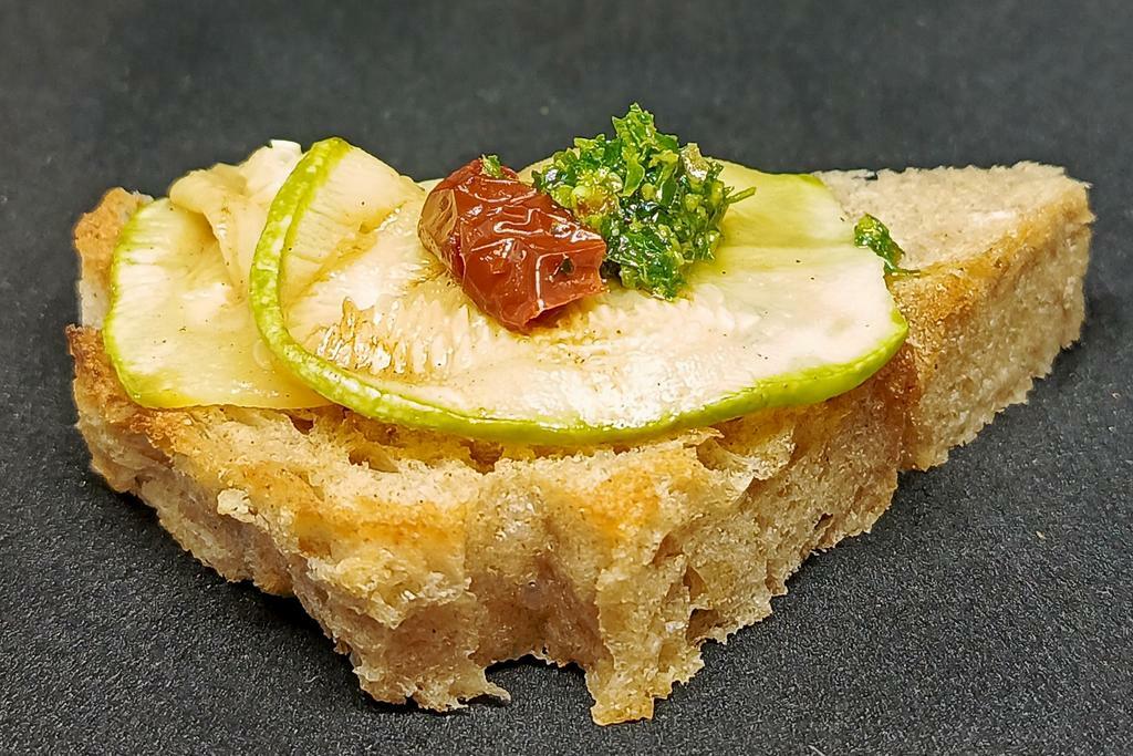 Мини-брускетта с вялеными томатами, кабачками и соусом Песто