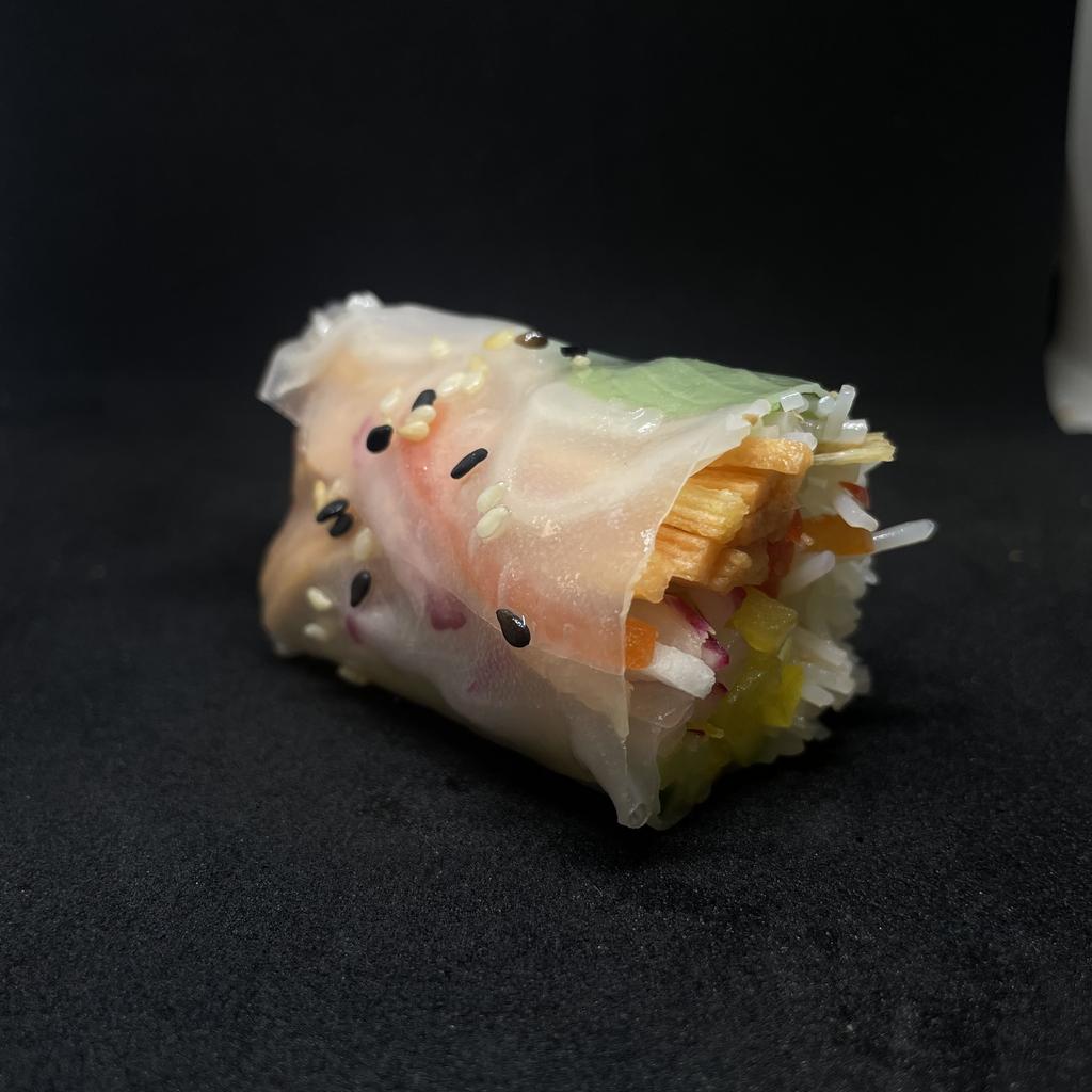 Спринг-роллы с рисовой лапшой, свежим редисом и морковью  в рисовой бумаге vegan