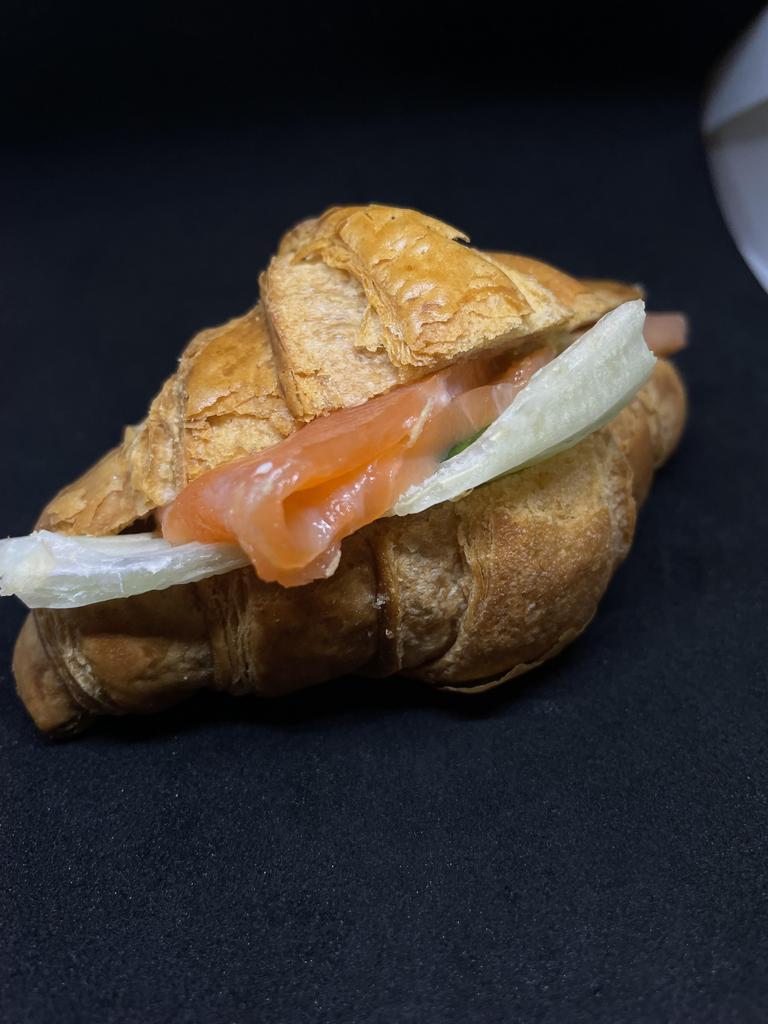 Мини-круассан с лососем и сливочным сыром