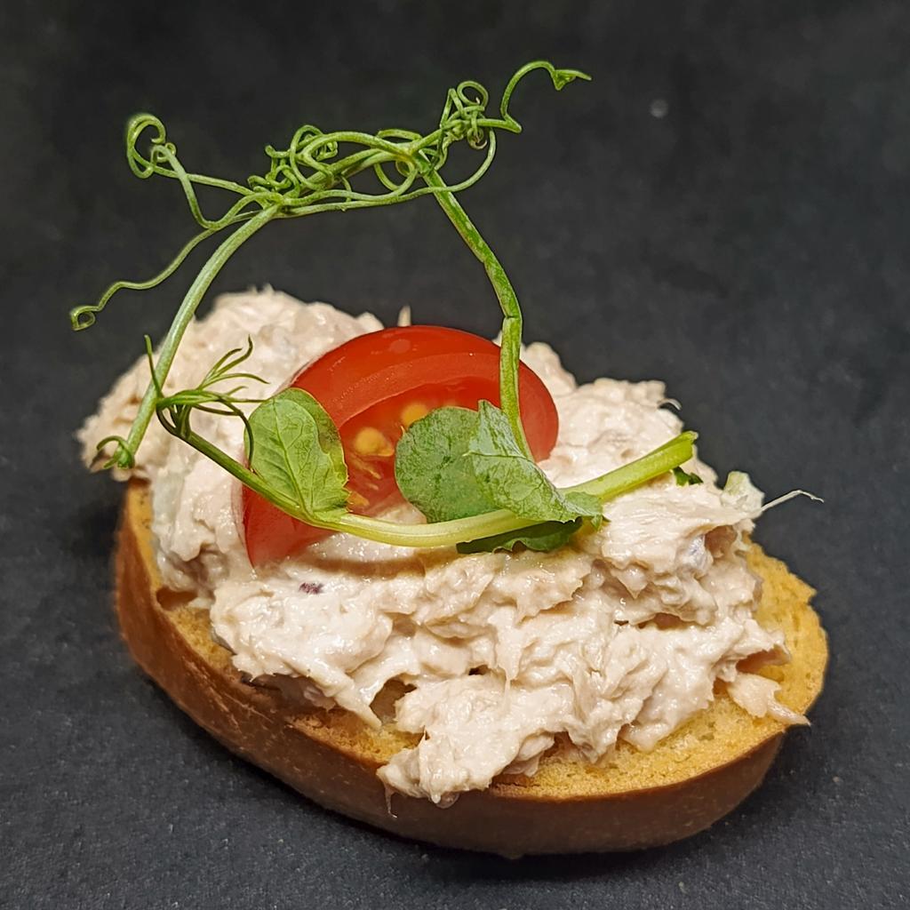 Кростини с салатом из тунца