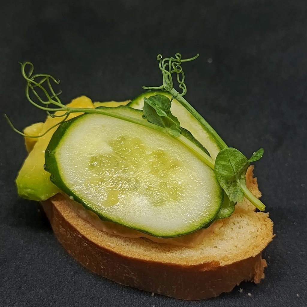 Кростини с хумусом, авокадо и свежими огурцами vegan
