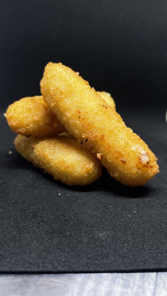 Сырные палочки с ягодным соусом