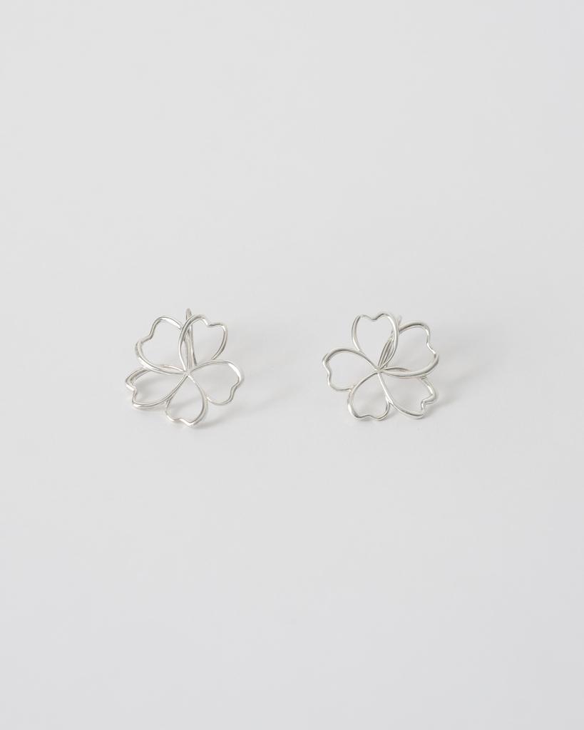 Объятие | серьга цветок