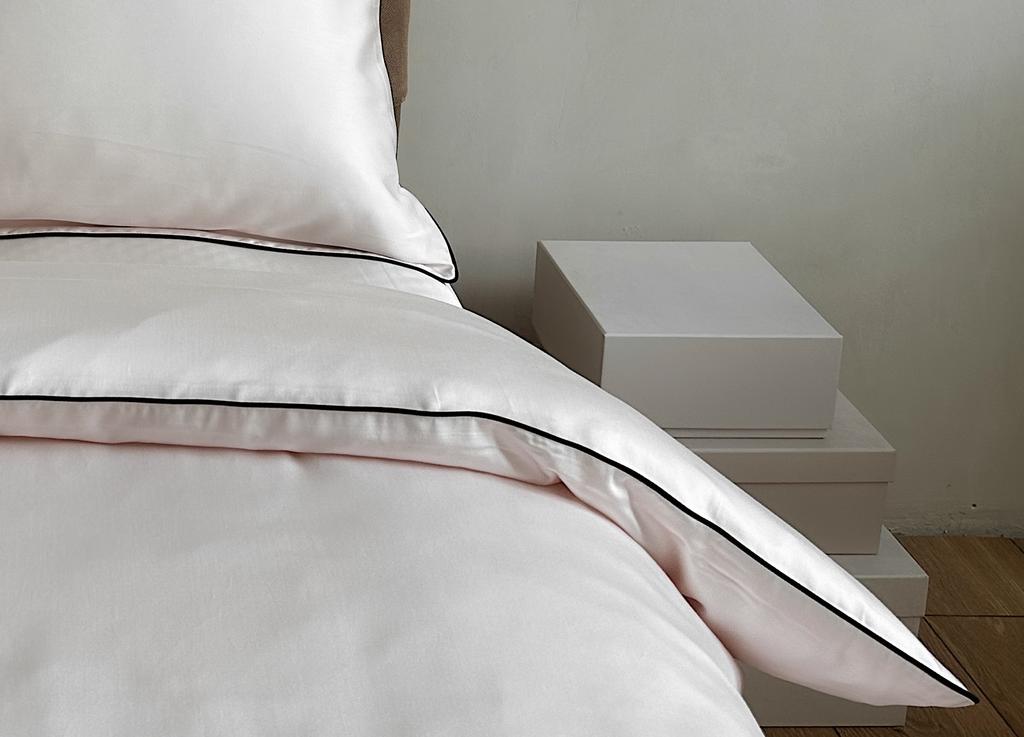 пудровый тенсель с тонким черным кантом