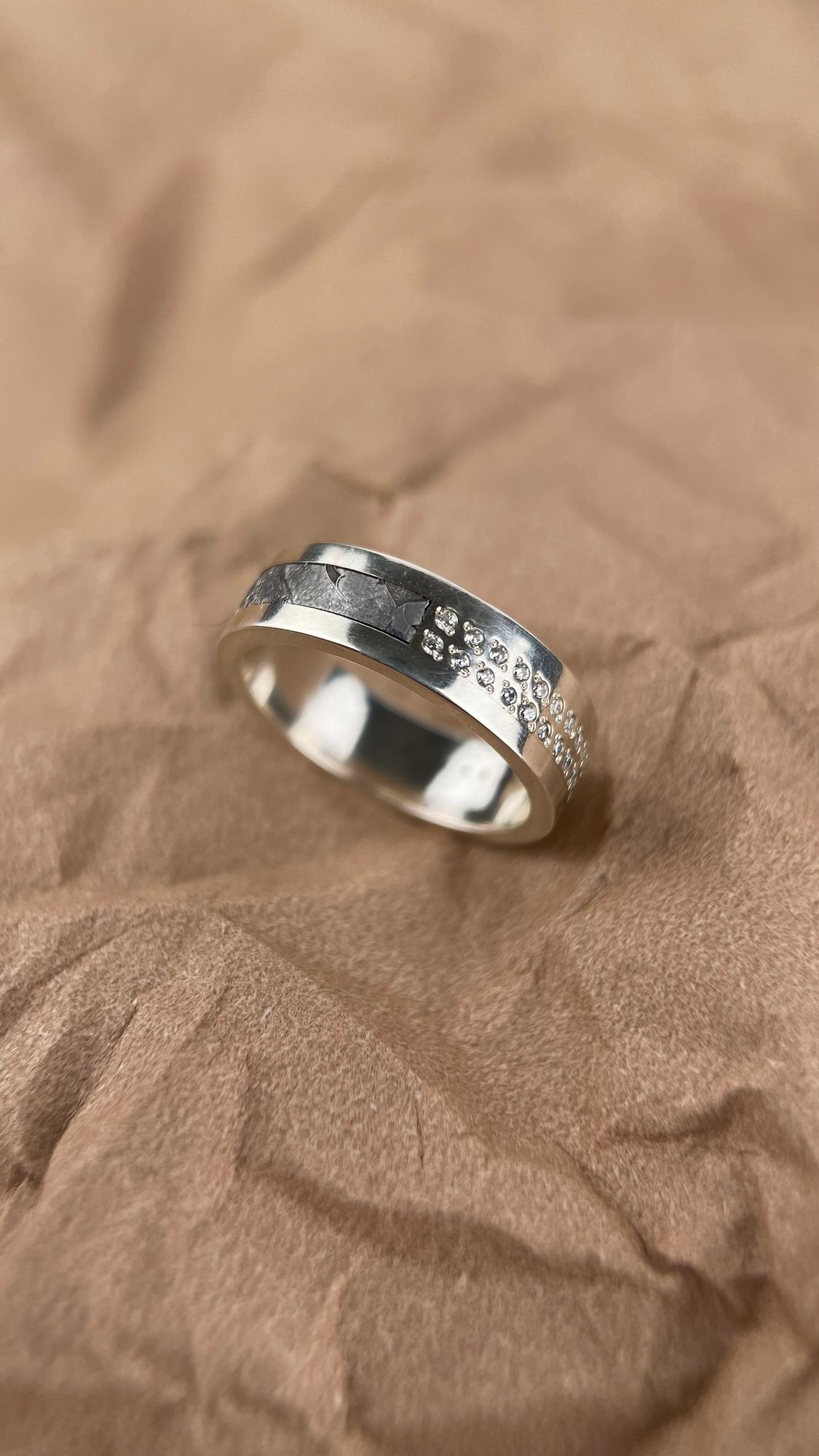 Кольцо с фианитами