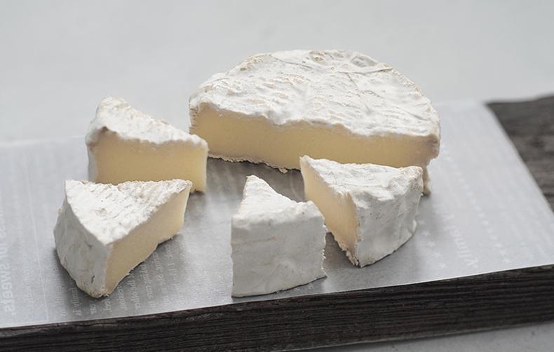 сыр камамбер, сыр камамбер алексей рубцов, сыр камамбер с белой плесенью, сыр камамбер маленький