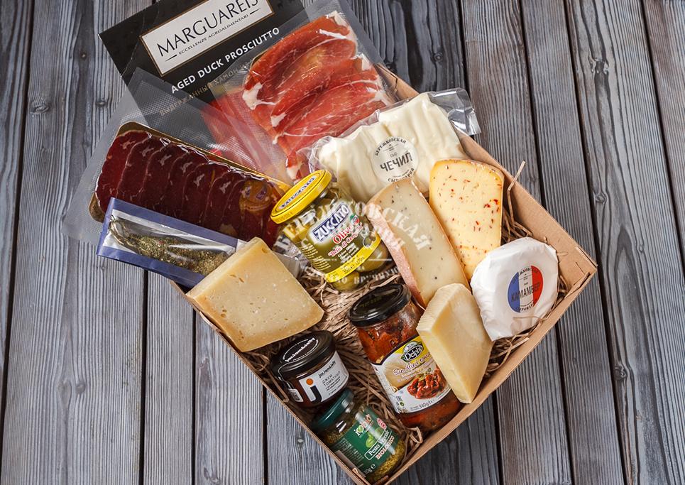 Гастробокс с деликатесами, подарочный набор сыров, подарочная коробка с сырами;