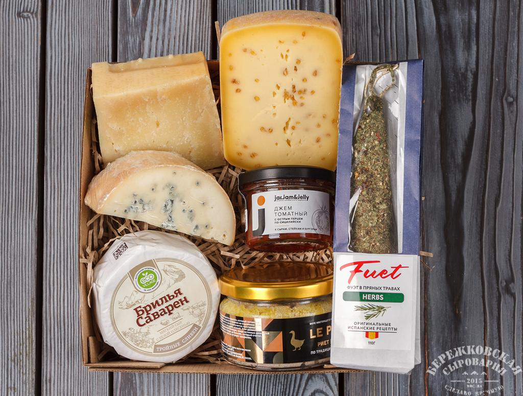 Подарочный набор с сырами и мясными деликатесами. Гастробокс маленький