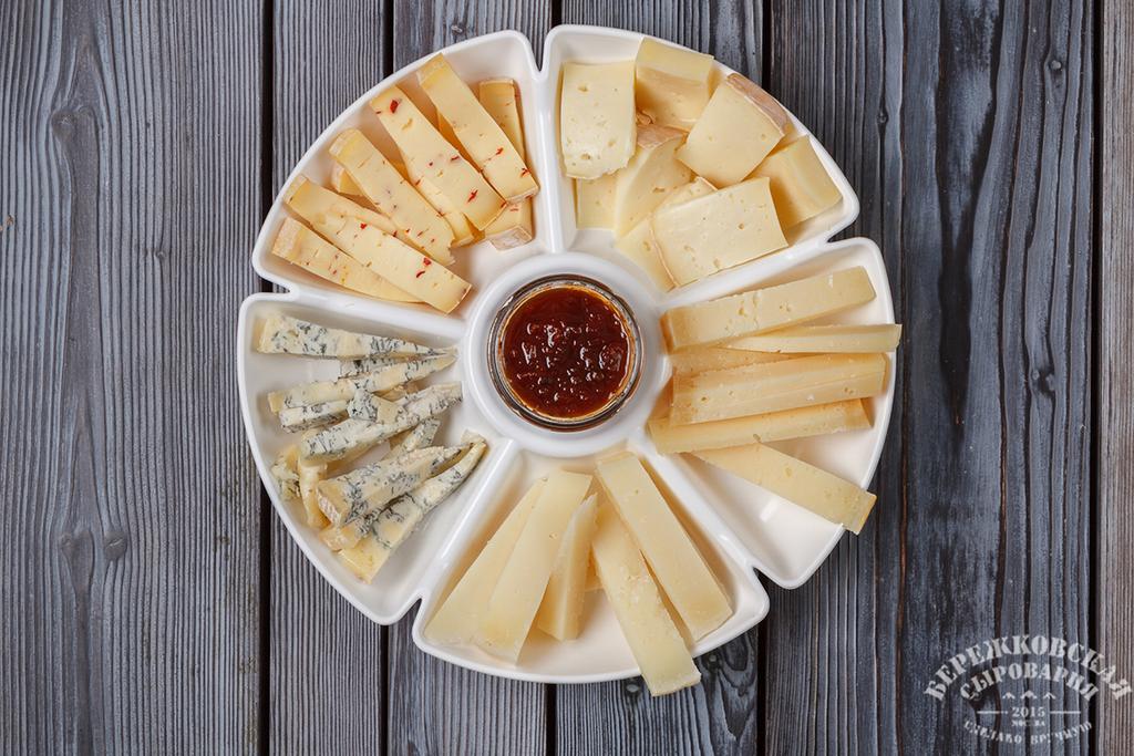 Сырная тарелка, сырный сет под красное сухое вино