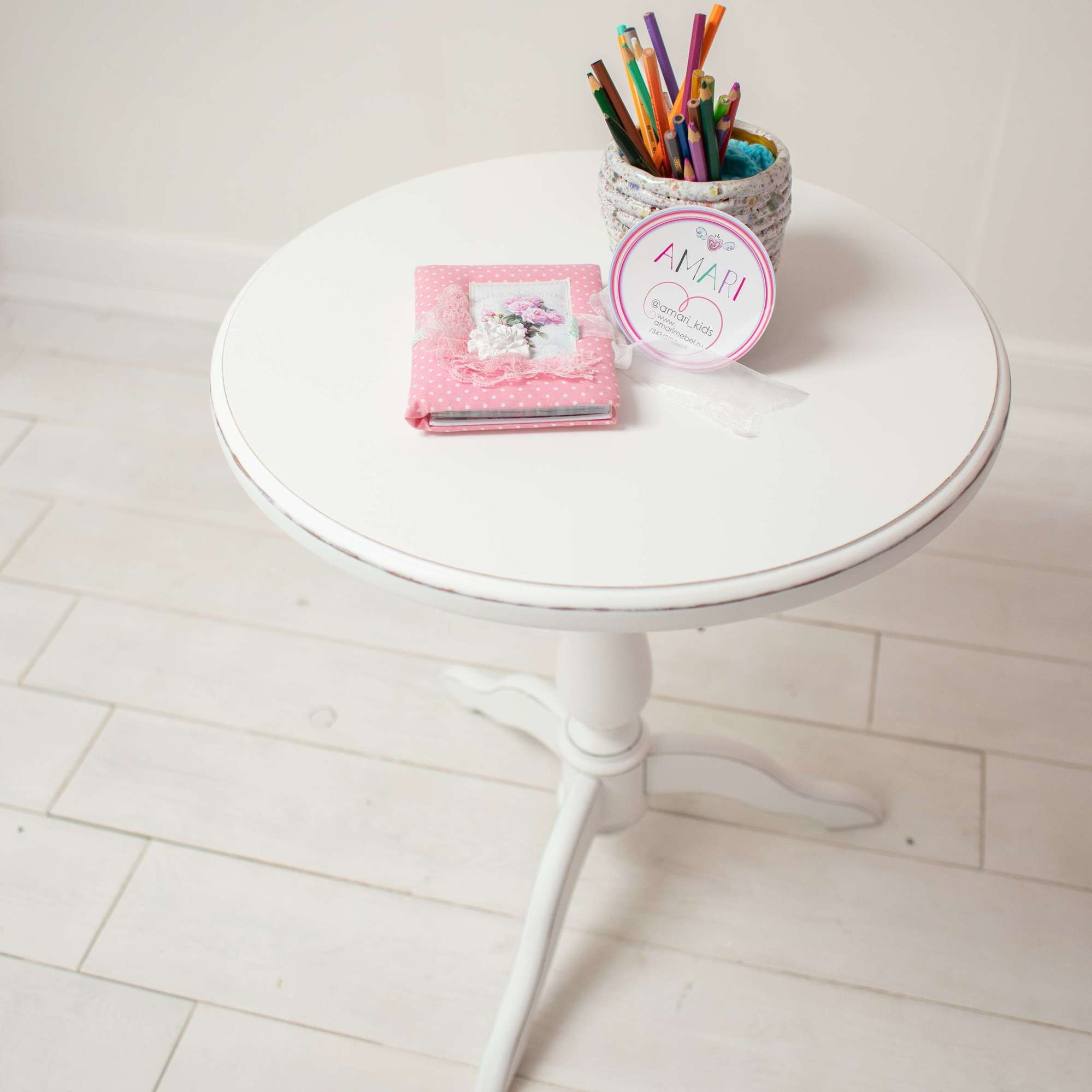 Стол детский круглый на точенной ноге массив