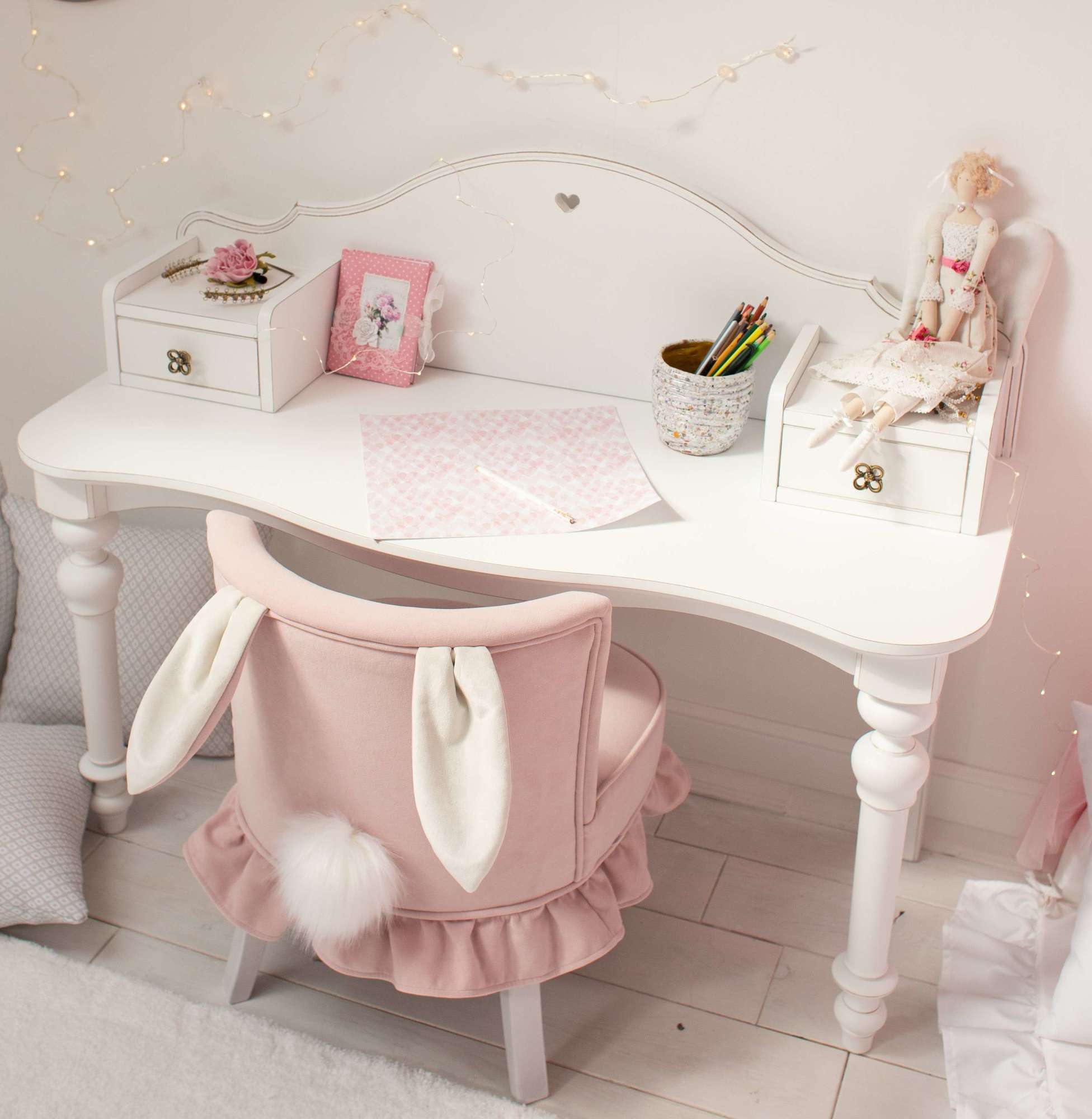 Стол детский Amari Фигурный пристенный с надставкой