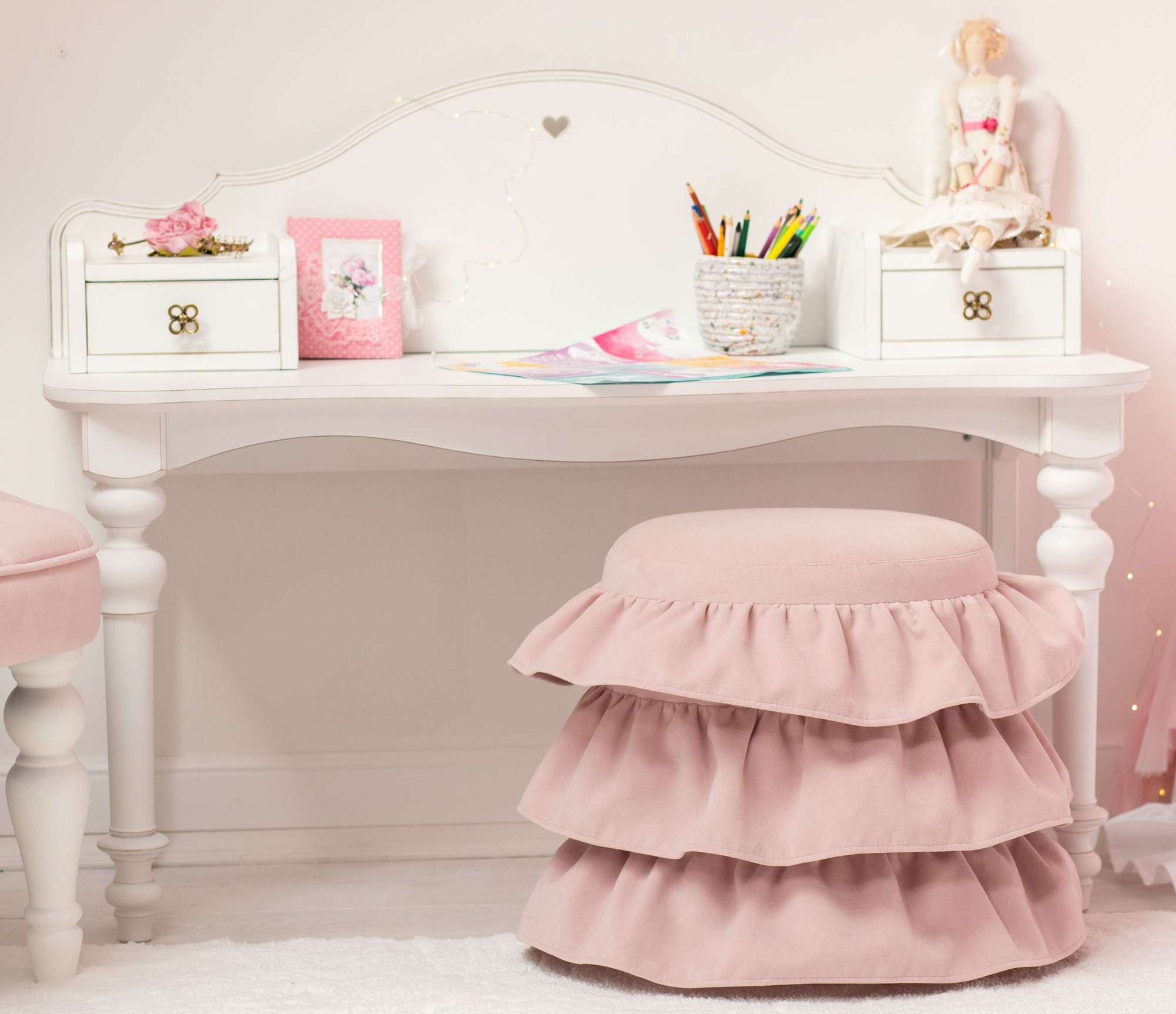 Стол детский Amari Фигурный пристенный с надставкой