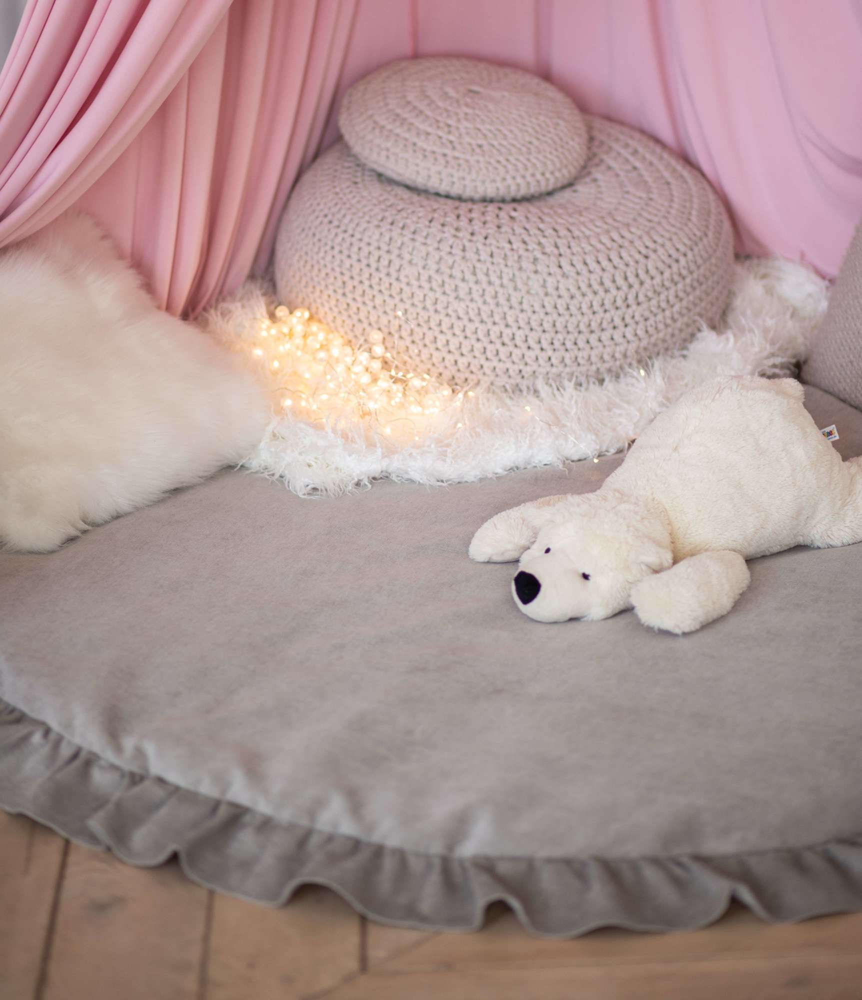 Пуф круглый с рюшей светлый серый матовый однотон