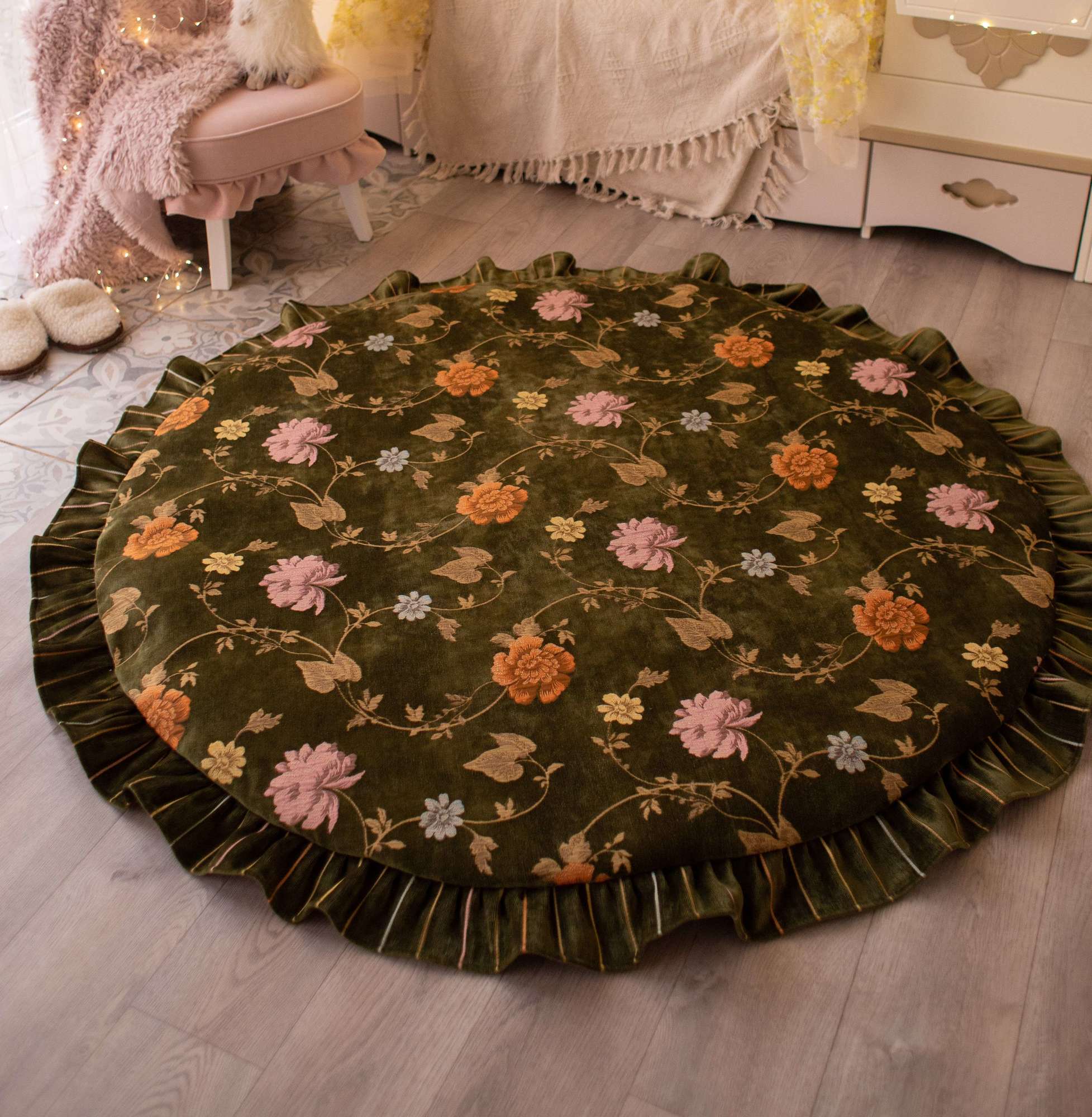 Пуф Amari круглый с рюшей благородный с декором