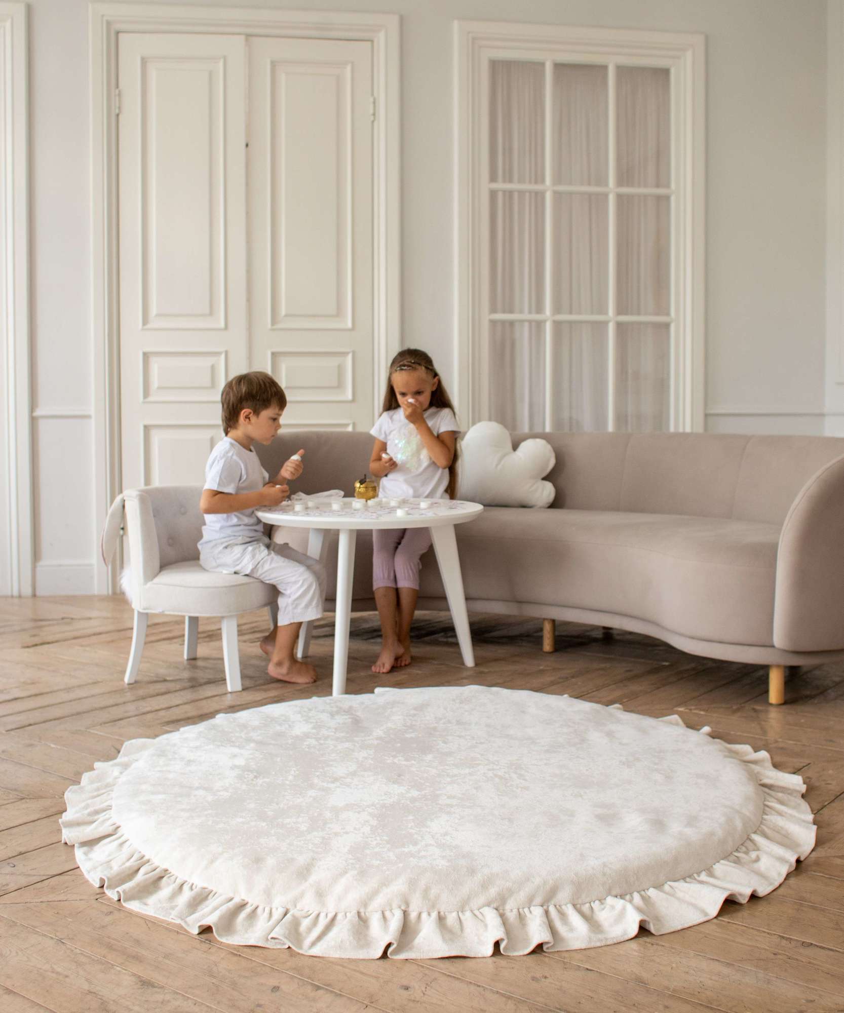 Пуф Amari круглый с рюшей  совершенство