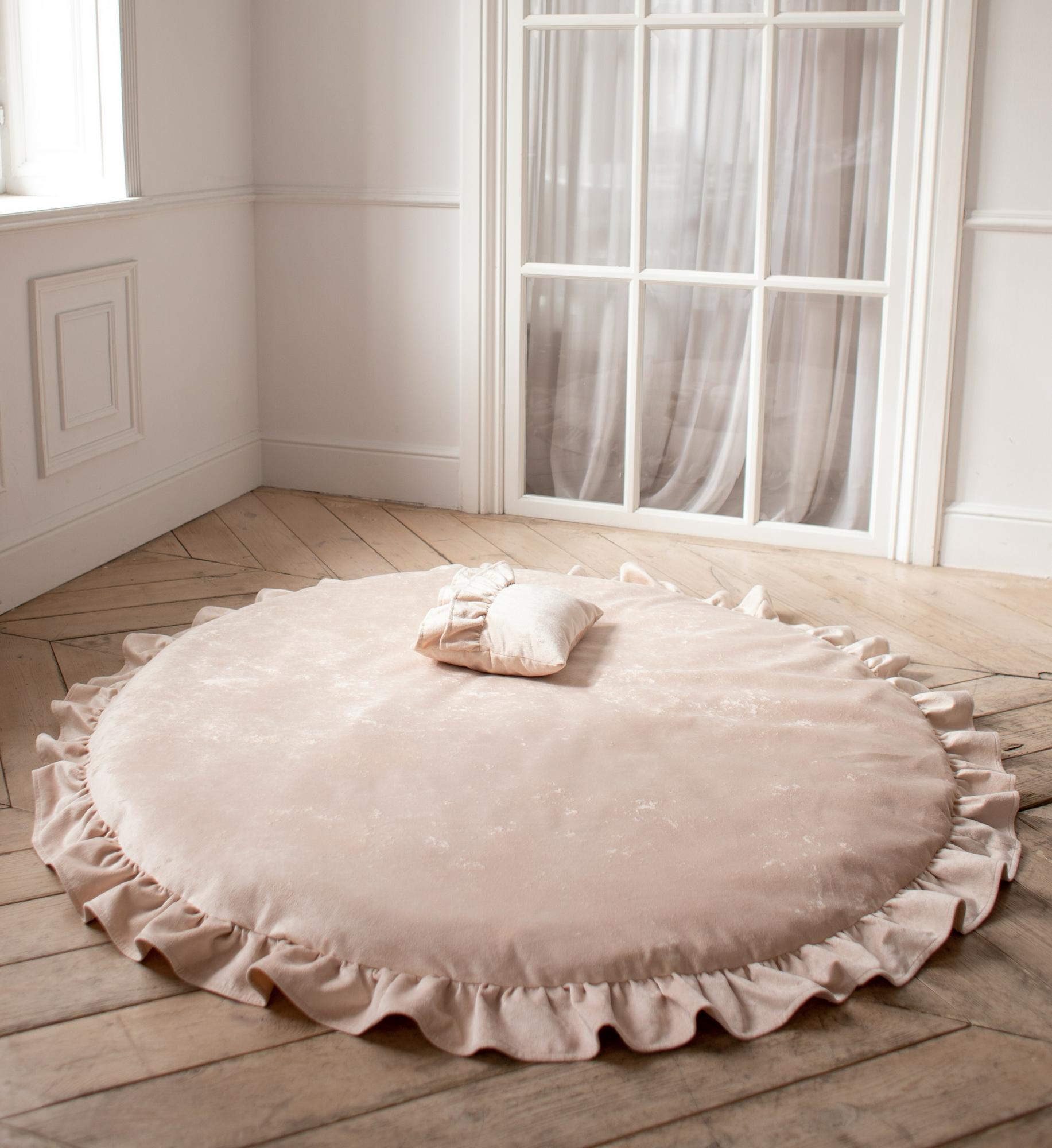 Пуф круглый с рюшей бежево-розовый