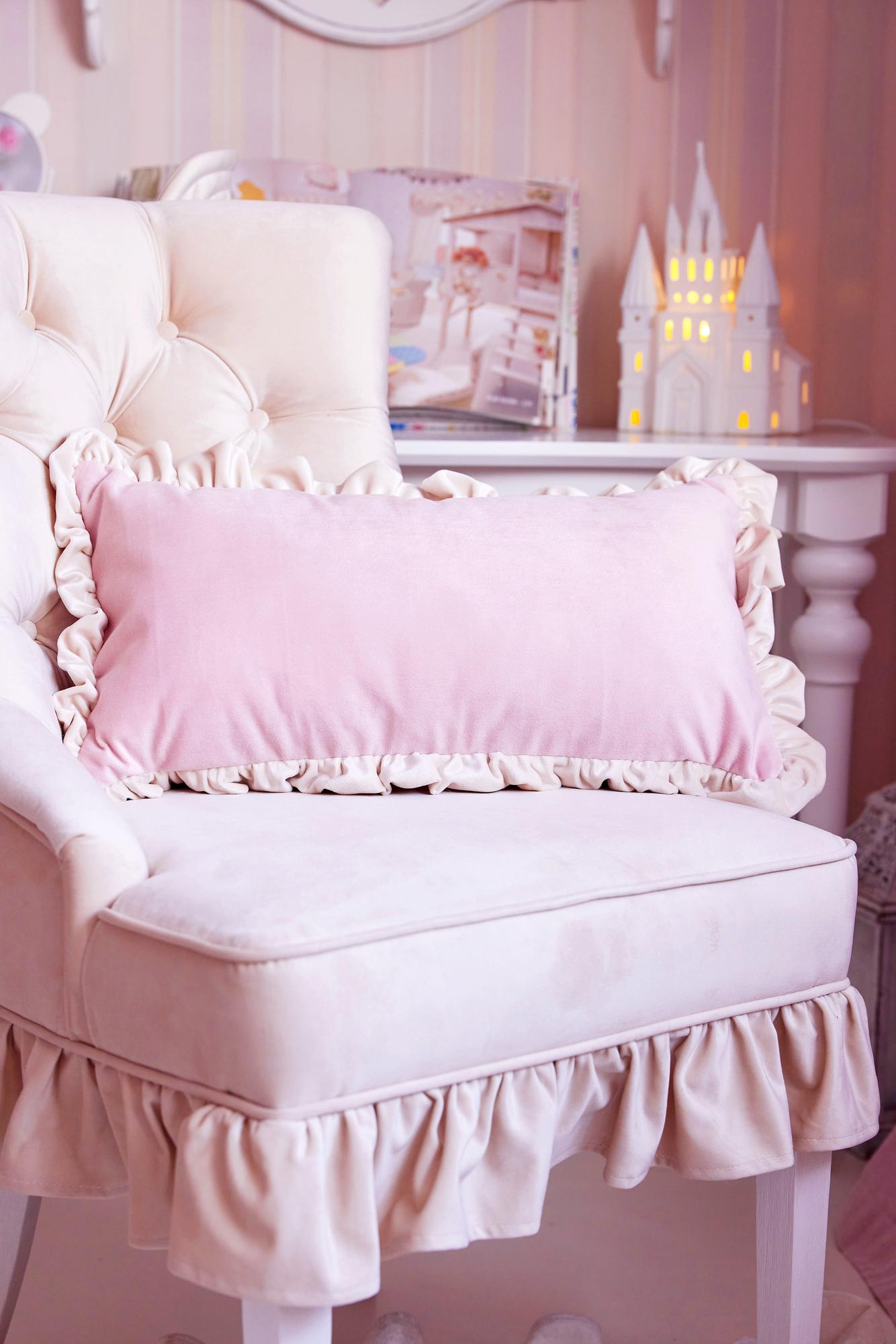 Подушка розовая с бежевой рюшей