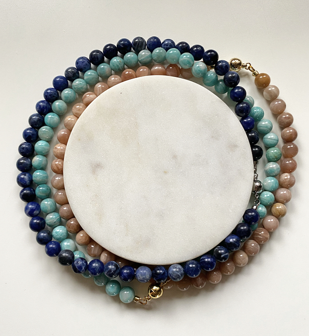 Колье из крупных бусин натурального камня 8мм. gold/silver