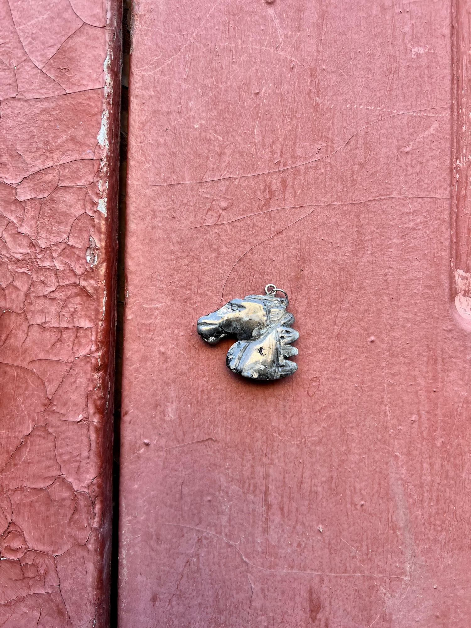 Подвеска голова лошади  из лабрадора, gold/silver