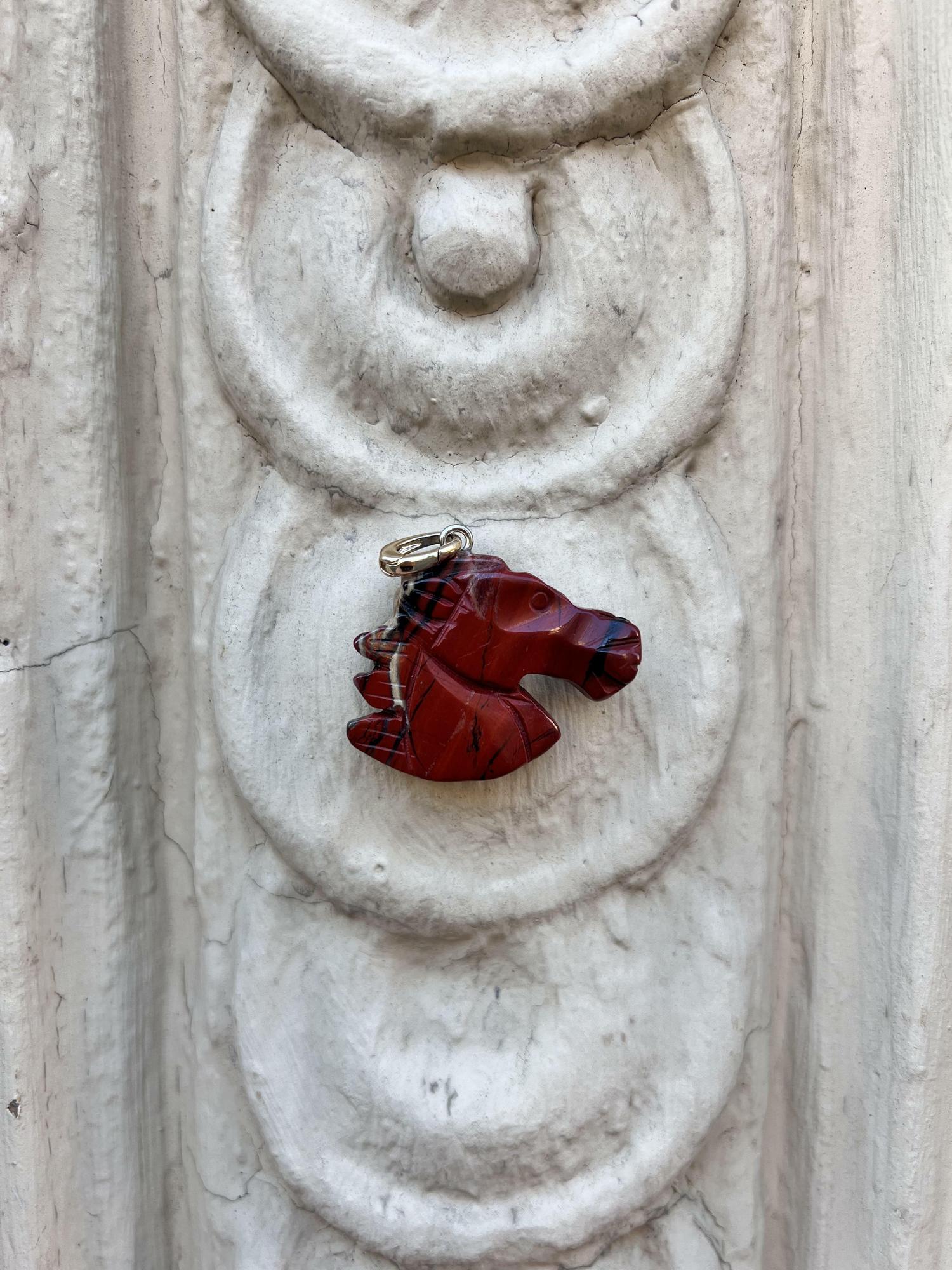 Подвеска голова лошади из красной яшмы, gold/silver
