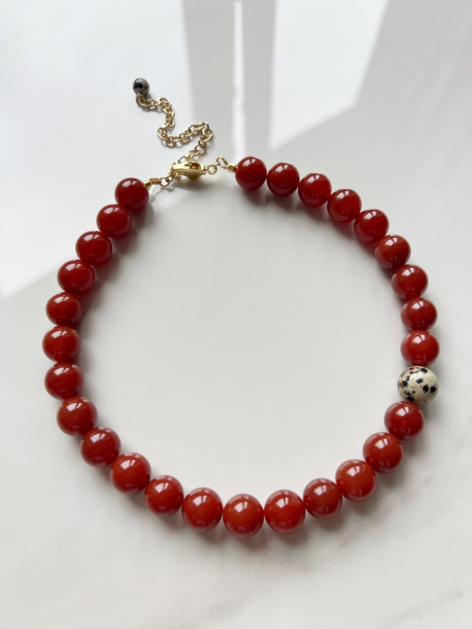 Колье из бусин сердолика 12 мм,gold/silver