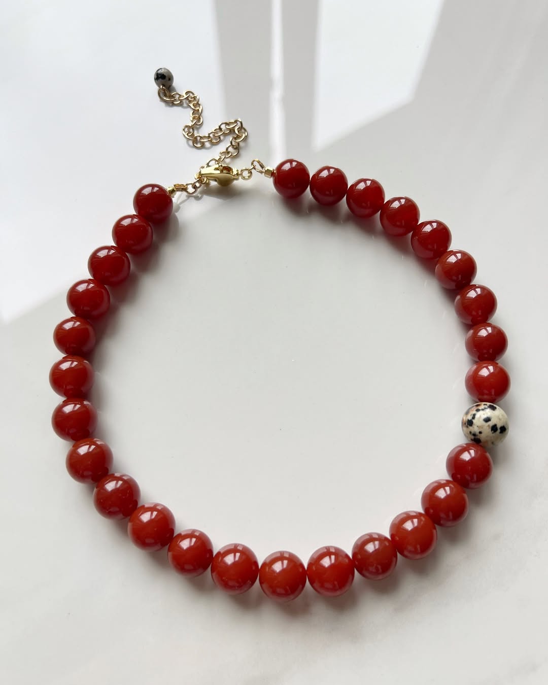 Колье из бусин сердолика и порфира 12 мм, gold/silver