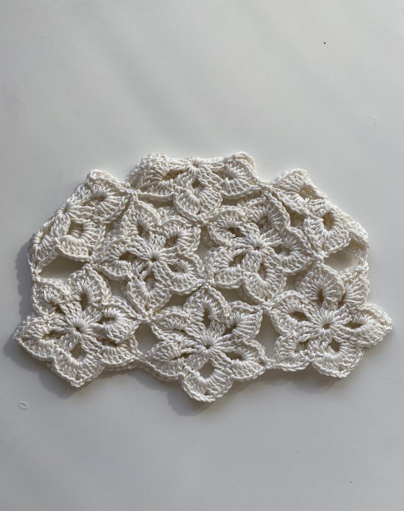 Шапочка Нарцисс белая