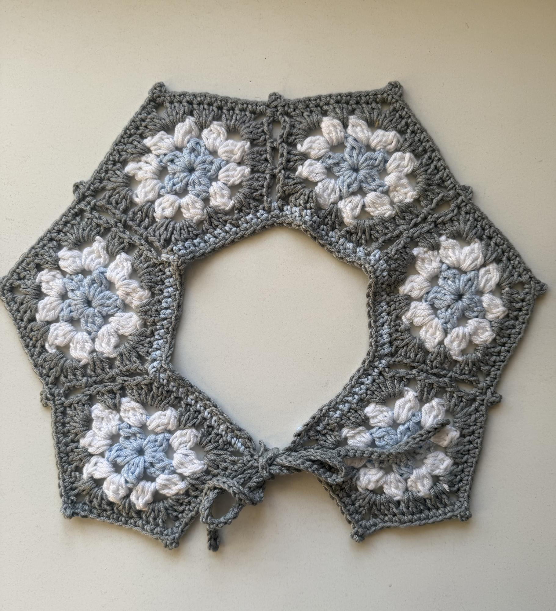 Воротник пятилистник серый