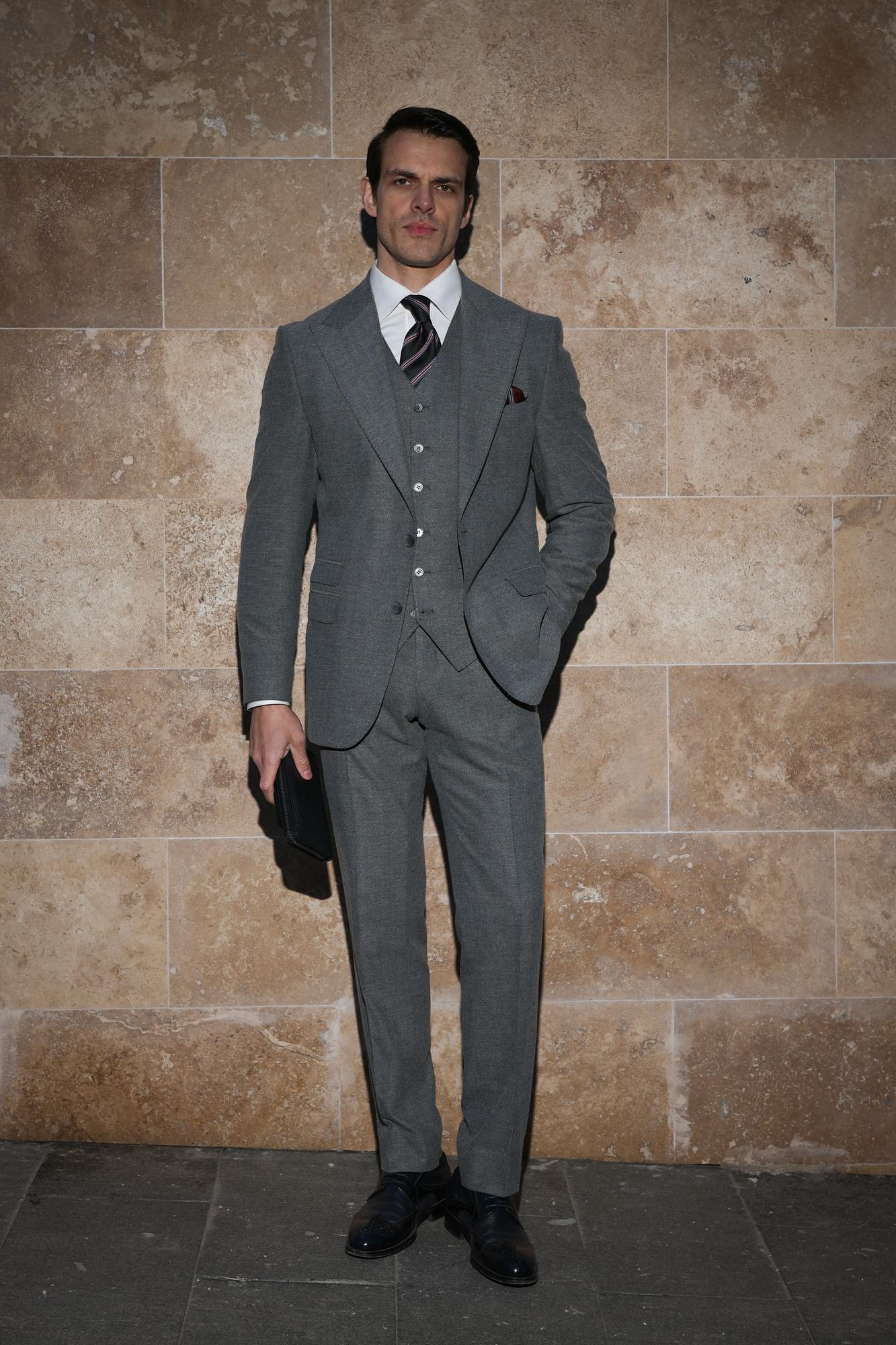 СЕРЫЙ ШЕРСТЯНОЙ КОСТЮМ (С ЖИЛЕТКОЙ)