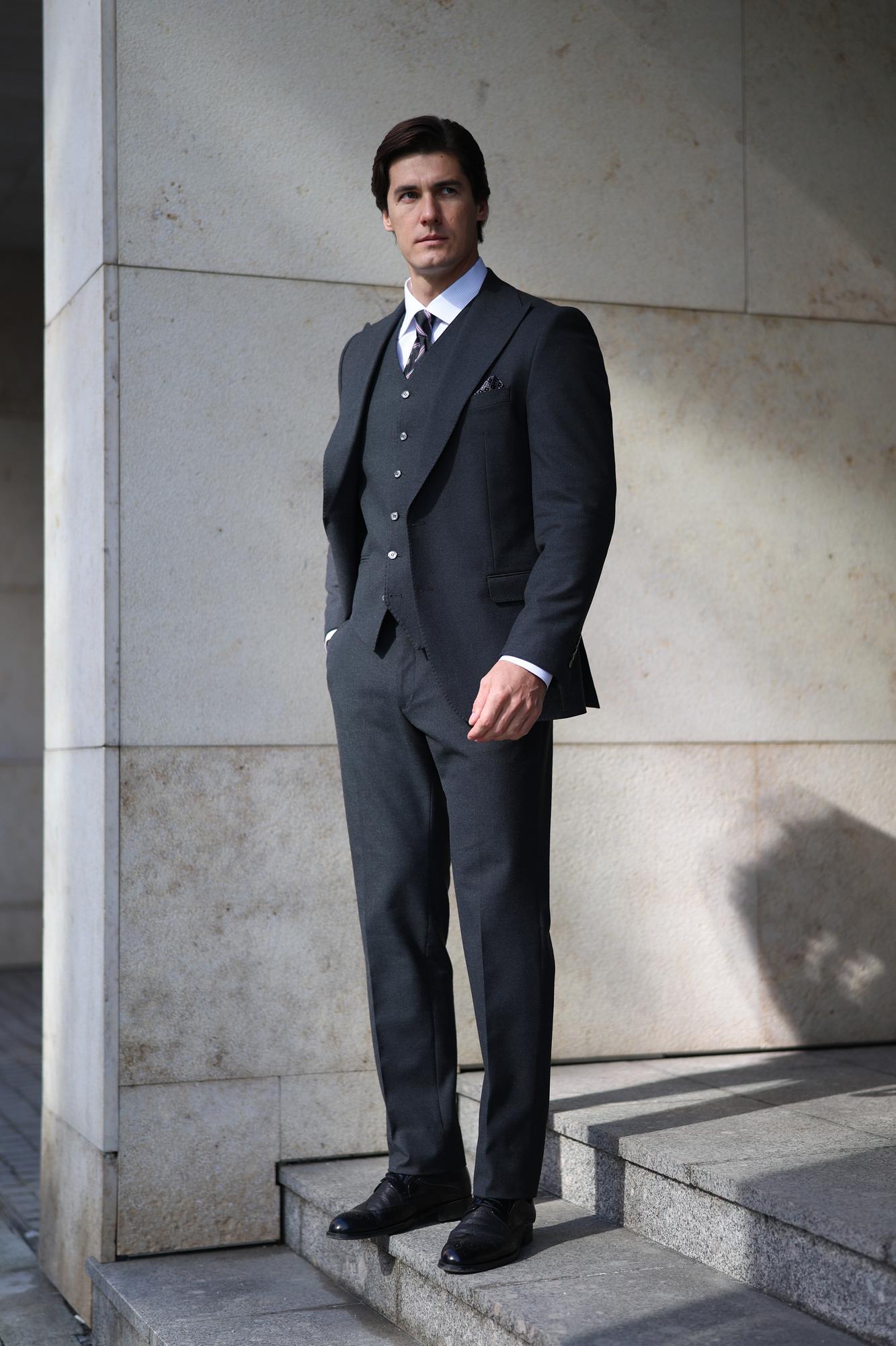 СЕРЫЙ ШЕРСТЯНОЙ КОСТЮМ (С ЖИЛЕТКОЙ)