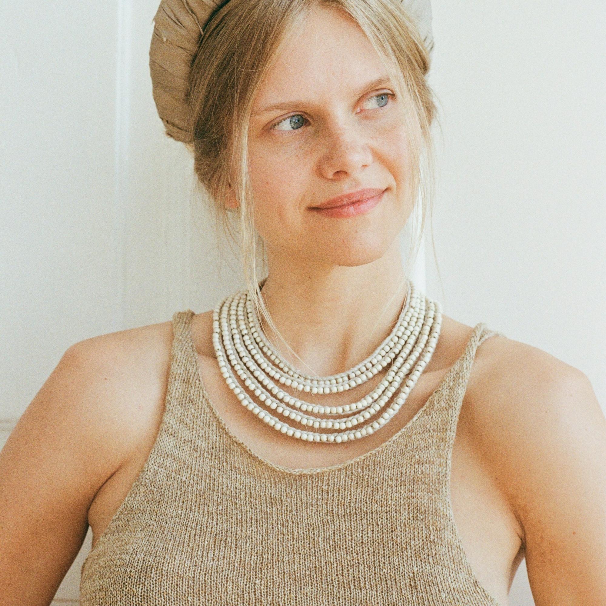 Ожерелок снежный с шелковыми лентами