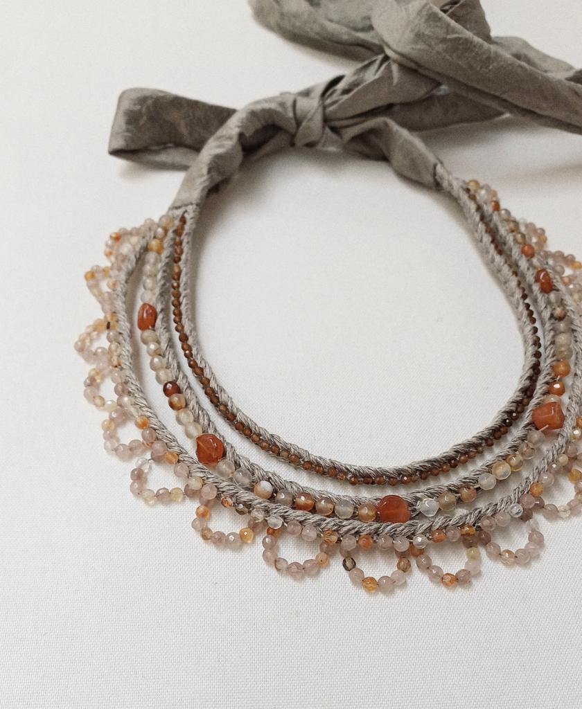 Ожерелок кружевной с камнями сердолика