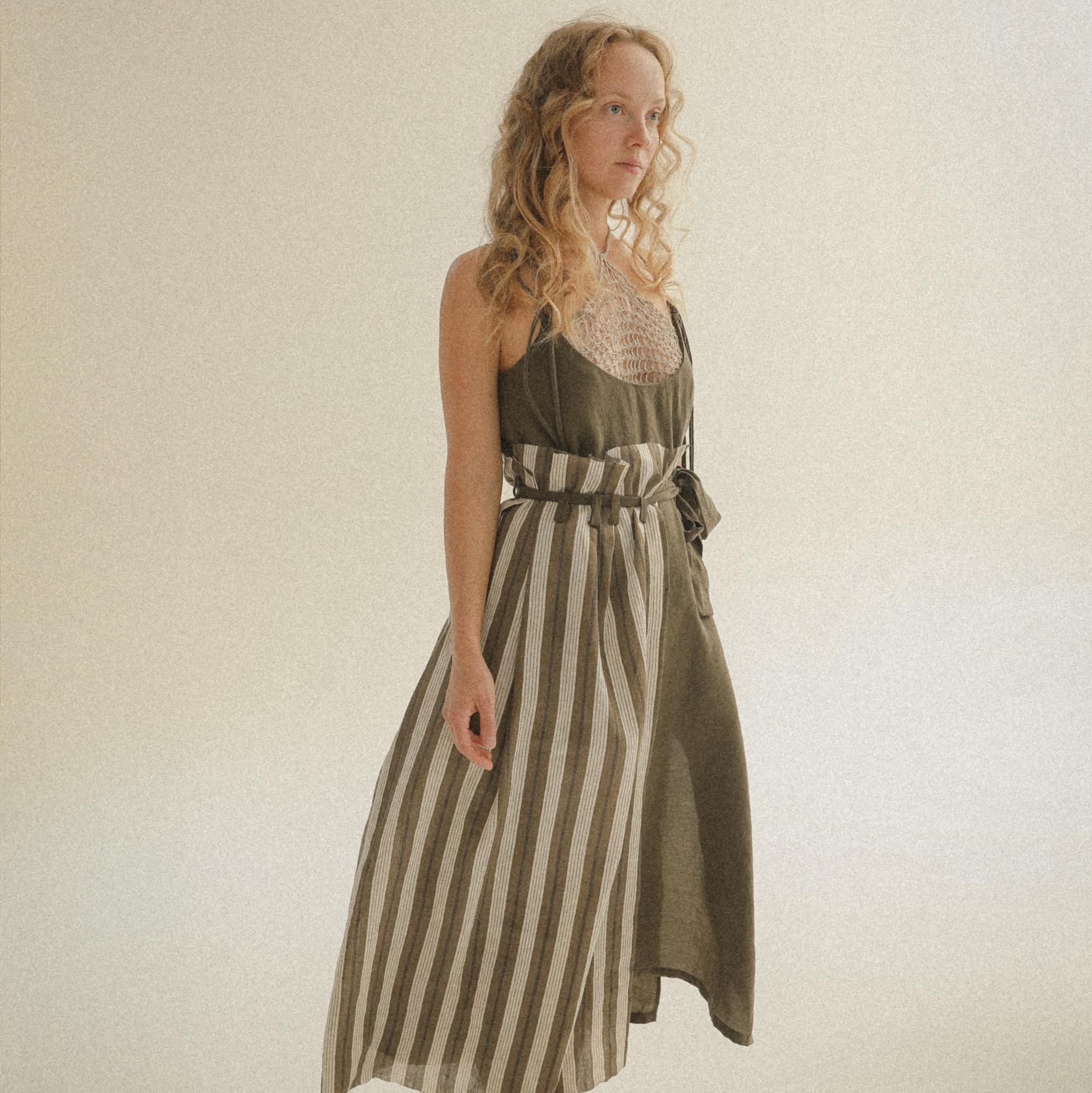 Платье с открытой спинкой