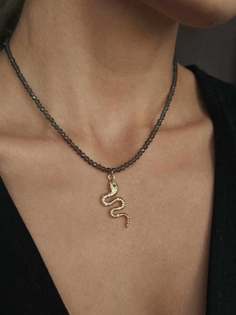 Чокер из шпинели с подвеской змея