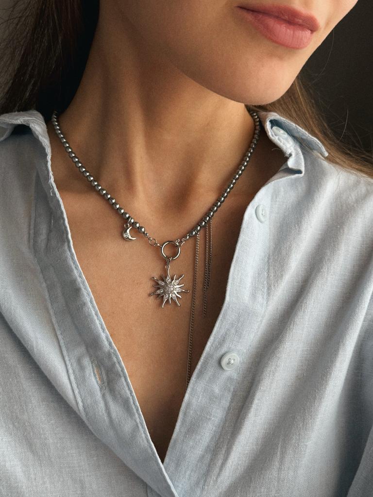 Колье из жемчуга майорка с подвесками и цепочками