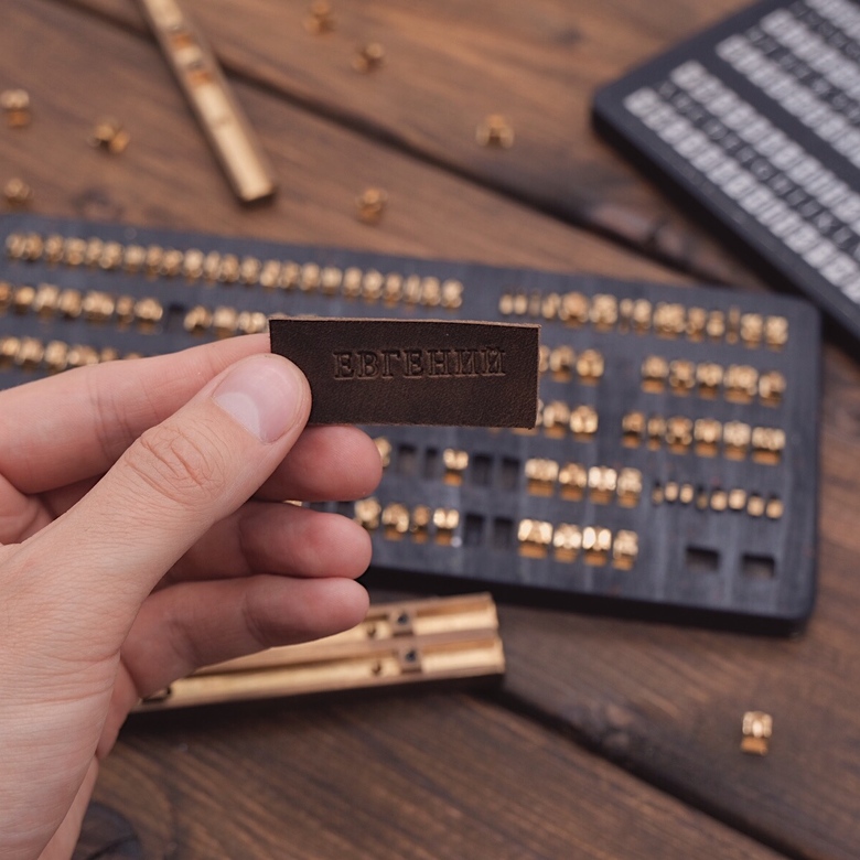 Горячее тиснение инициалов/имени