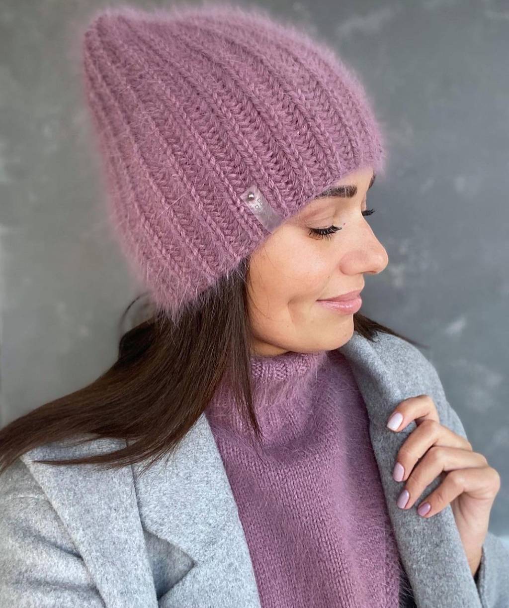 Пушистая шапка + манишка "Уголок"