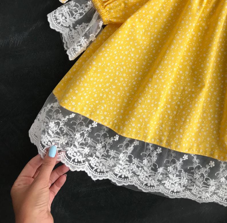 Платье с манжетами и кружевом