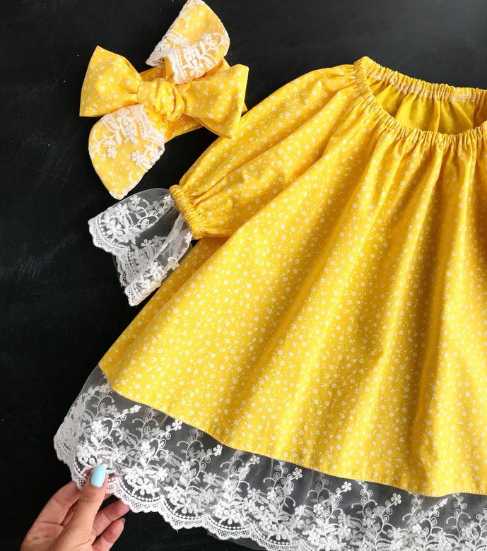 Платье с манжетами и кружевом