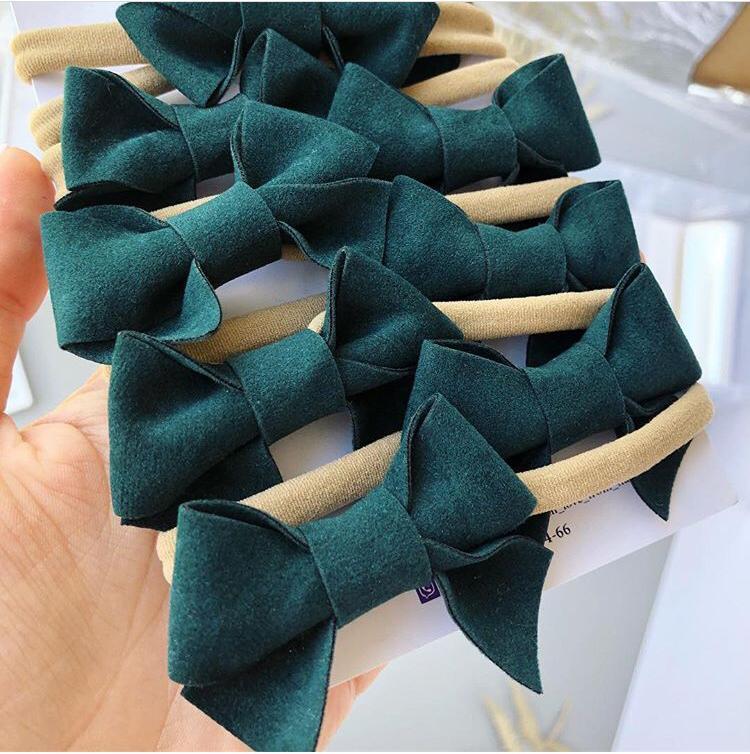 Замшевый бантик изумруд  наличие