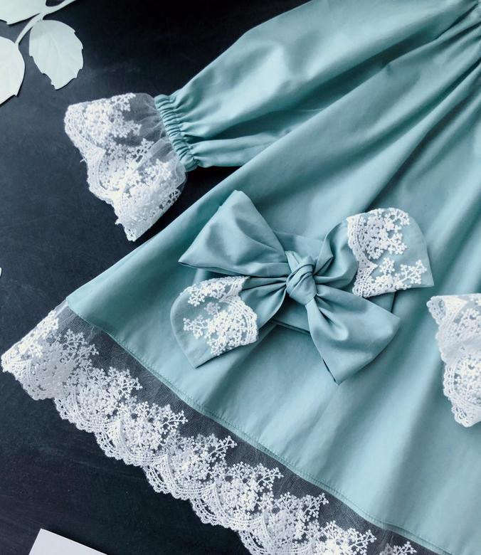 Платье с манжетами и кружевом