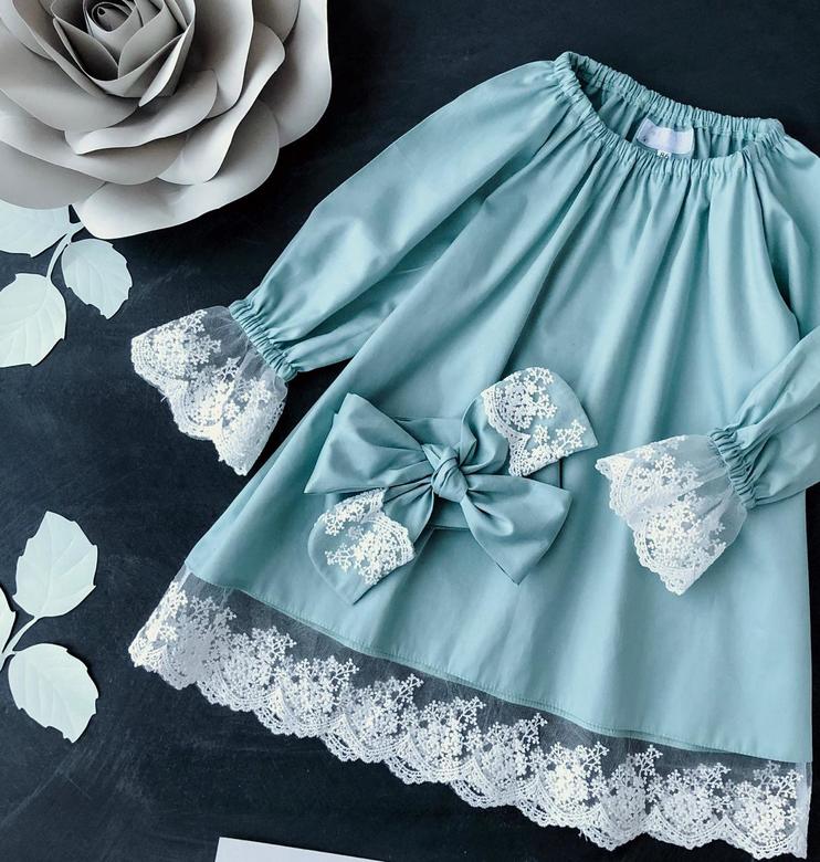 Платье с манжетами и кружевом