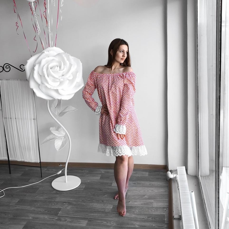 Платье с манжетами и кружевом