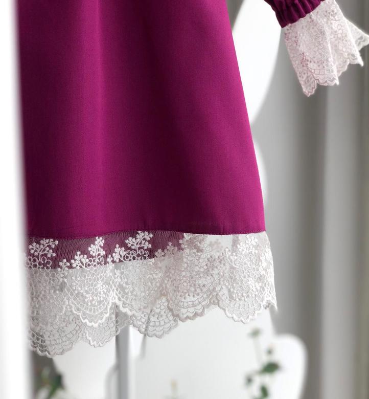 Платье с манжетами и кружевом