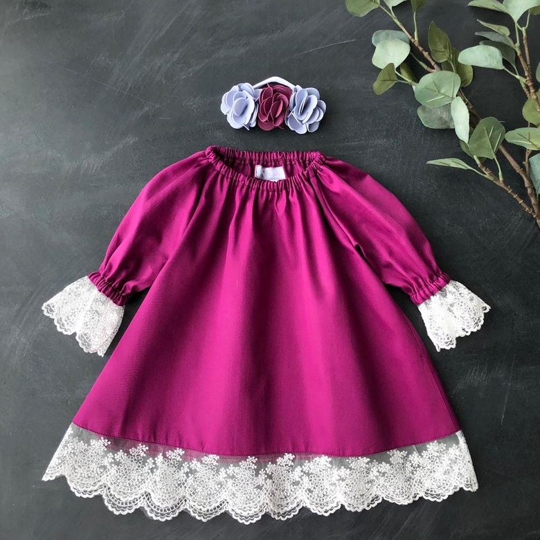 Платье с манжетами и кружевом